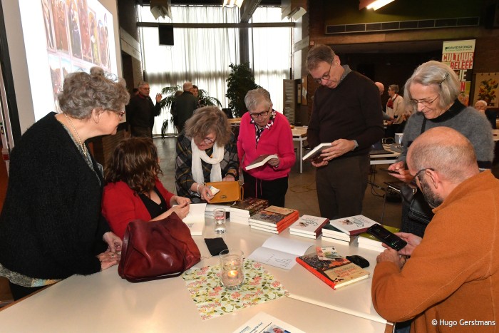 signerende Kathleen Vereecken en belangstellenden
