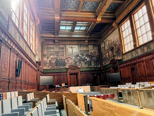 Bezoek aan de historische raadzaal met haar indrukwekkende muurschilderingen.
